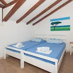 Seven-bedroom In Dicmo