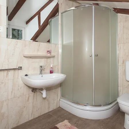 Дом отдыха Seven-bedroom In Dicmo