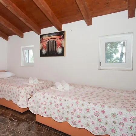 Дом отдыха Seven-bedroom In Dicmo