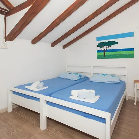 Seven-bedroom In Dicmo