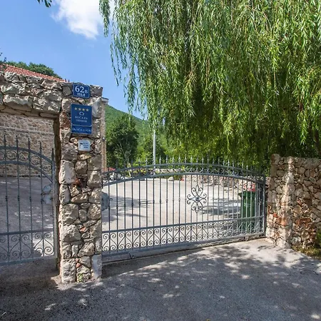 Дом отдыха Seven-bedroom In Dicmo